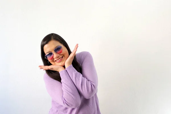 Latynoska Dorosła Kobieta Okularach Przeciwsłonecznych Kształcie Serca Pokazuje Entuzjazm Dla — Zdjęcie stockowe
