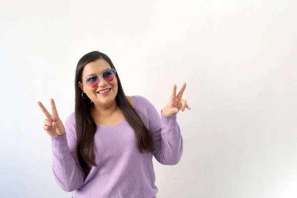 Latynoska Dorosła Kobieta Okularach Przeciwsłonecznych Kształcie Serca Pokazuje Entuzjazm Dla — Zdjęcie stockowe