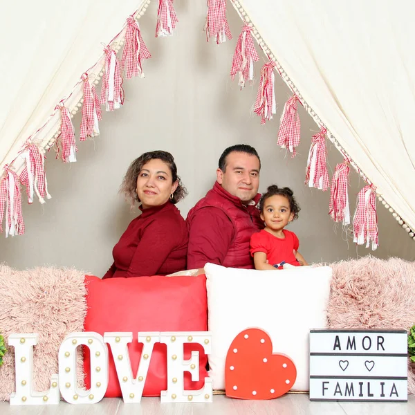 Mãe Latina Pai Filha Mostram Seu Carinho Sob Uma Tenda — Fotografia de Stock