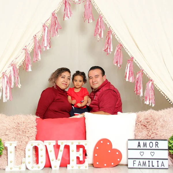 ラティーナのお母さん お父さん 2月にバレンタインデーの愛と友情を祝う 愛と家族 という記号でお茶の下で彼らの愛情を示しています — ストック写真