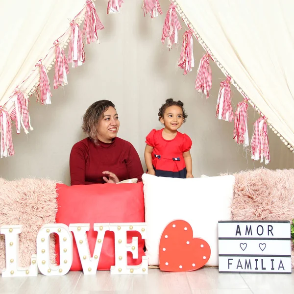 Latina Μαμά Και Κόρη Δείχνουν Την Αγάπη Τους Κάτω Από — Φωτογραφία Αρχείου
