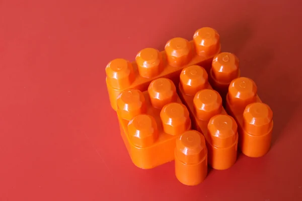 Blocos Plástico Coloridos Para Jogar Construir Organizar Fundo Vermelho Como — Fotografia de Stock
