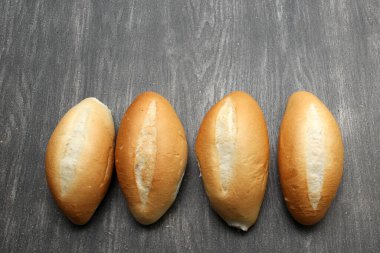 Taze, lezzetli, sıcak ve taze Meksika malı, Fransız, bolillo, beyaz ekmek, gri ahşap bir masada ekmek. Buğday unundan yapılan yemekler.