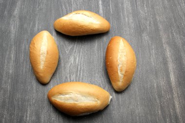 Taze, lezzetli, sıcak ve taze Meksika malı, Fransız, bolillo, beyaz ekmek, gri ahşap bir masada ekmek. Buğday unundan yapılan yemekler.