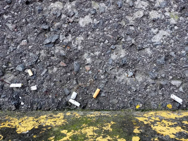 Verontreiniging Van Grond Geworpen Giftige Sigarettenpeuken Vormt Een Probleem Een — Stockfoto