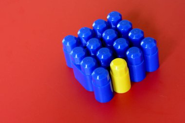 Çocuklar için oyun, farklı bir renge sahip renkli plastik yapı taşları eşsiz, sıra dışı, yalnız ve tekil bir konsept.