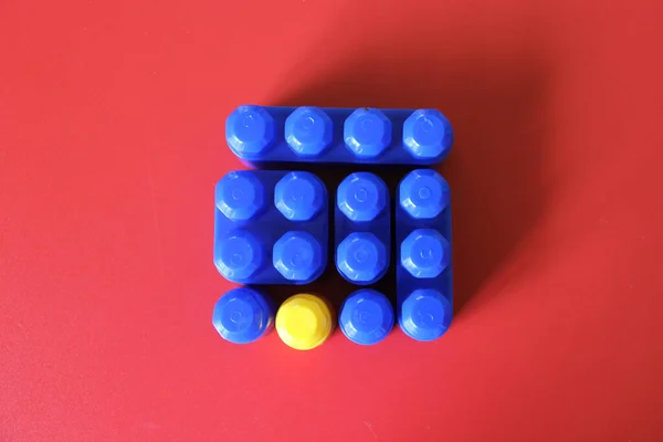 Гра Дітей Кольорові Пластикові Будівельні Блоки Шматочком Іншого Кольору Концепція — стокове фото
