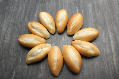 Lezzetli, yumuşak, sıcak, çıtır Meksika ekmeği, bolillo beyaz ekmek, somun ekmek veya çok ucuz buğday unuyla yapılmış Fransız ekmeği.
