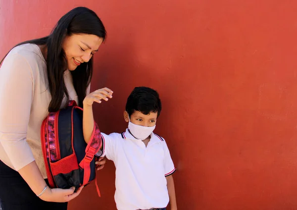 Latina Maminka Připravuje Svého Syna Obličejovou Maskou Chránit Před Coronavirem — Stock fotografie