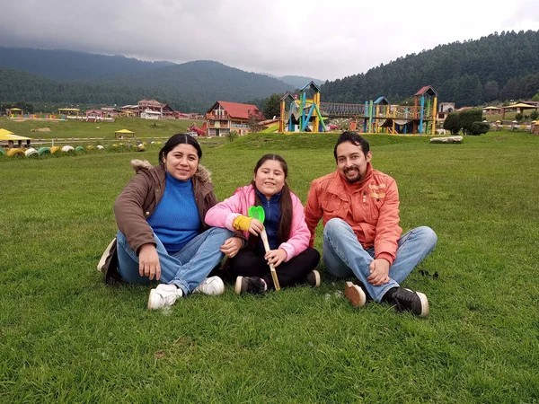 Família Mãe Latina Pai Filha Divertir Campo Muito Feliz Quente — Fotografia de Stock