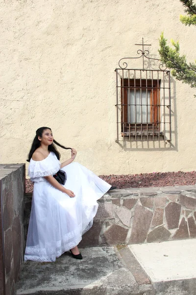 베라크루스 출신의 여성은 멕시코 지역의 드레스를 행복해 멕시코 식민지의 거리에서 — 스톡 사진