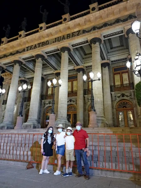 Famiglia Mamma Papà Figlia Figlio Camminano Attraverso Guanajuato Messico Con — Foto Stock