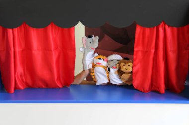 Guignol Tiyatrosu 'nun kültürel ve eğitici çocuk aktiviteleri, ellerini hareket ettiren kuklalı veya eldiven bebekli bir tiyatronun küçük bir kopyasının hikayesini anlatıyor.