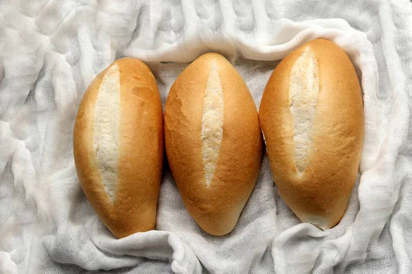 Färskt Läckert Fluffigt Varmt Nybakat Med Vetemjöl Mexikanskt Bolillabröd Vitt — Stockfoto