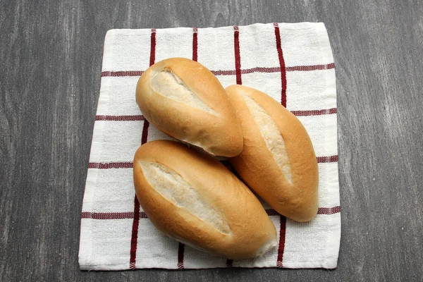 新鲜的 美味的 蓬松的 新鲜的用麦粉做的墨西哥玉米面面包 白面包 法国面包 准备用餐巾在灰色的木板上吃 — 图库照片