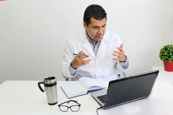 Médico Latino Con Bata Blanca Trabaja Oficina Con Laptop Teléfono — Foto de Stock