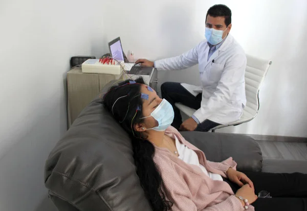 Mujer Latina Médico Con Máscara Protección Exámenes Médicos Que Realizan — Foto de Stock