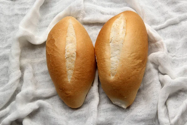 新鲜的 美味的 蓬松的 新鲜的墨西哥卷饼面包 白面包 面包或法国面包 放在灰色的木制桌子上 随时可以吃 — 图库照片