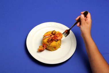 Paella pilavı, safran, deniz ürünleri, karides ve sebzelerle hazırlanmış Valencia İspanya 'nın geleneksel yemek tarifi.