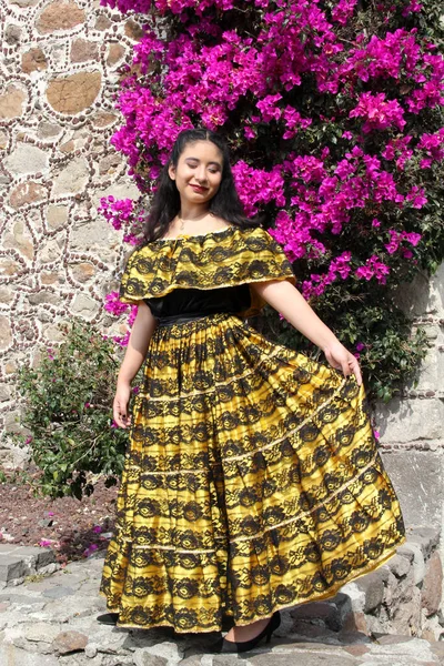 멕시코 치아파스주 출신의 멕시코 의상을 라티나라는 여성은 자신의 문화와 전통을 — 스톡 사진