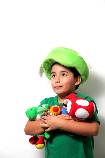 Menino Hispânico Pequeno Feliz Abraça Todos Seus Animais Pelúcia Que — Fotografia de Stock