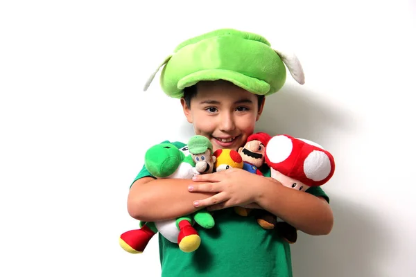 Menino Hispânico Pequeno Feliz Abraça Todos Seus Animais Pelúcia Que — Fotografia de Stock