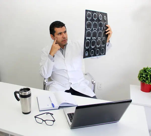 Врач Халате Столе Офисе Проводит Видеоконсультацию Телефону Проверить Рентген Мозга — стоковое фото