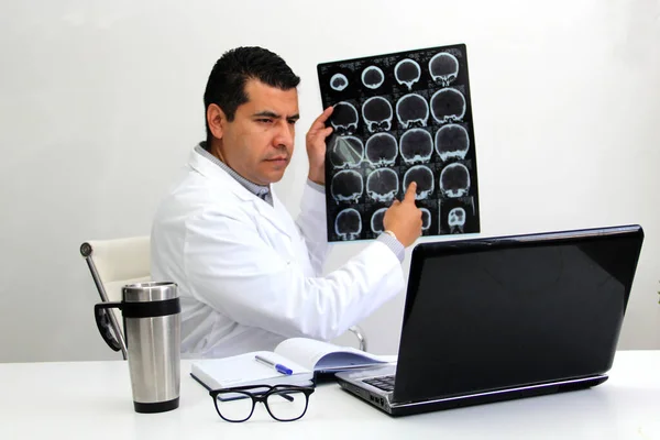 Médico Hombre Con Bata Escritorio Oficina Tiene Una Consulta Videollamada — Foto de Stock