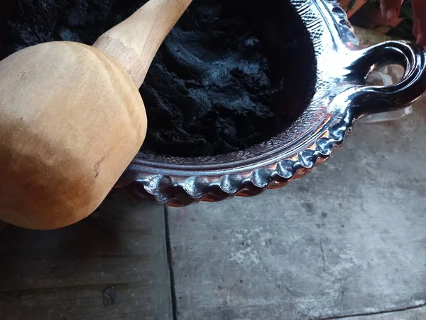 향신료 초콜릿 토르티야 질그릇에 숟가락을 수있는 빵으로 멕시코 의모에 — 스톡 사진