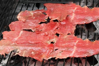 Kömürle pişirilmiş ızgarada biftek ve alüminyuma sarılı doldurulmuş patatesler. Arkadaşlarla ve aileyle keyifli bir öğleden sonra.