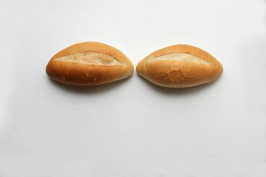 Lezzetli, taze, kabarık, çıtır çıtır, sıcak, taze Meksika ekmeği, Fransız ekmeği, beyaz ekmek, buğday unuyla pişirilmiş ekmek beyaz arka planda yemeye hazır.