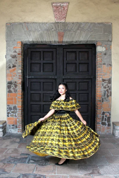 멕시코 치아파스주에서 전통적 노란색 과검은 드레스를 여성은 자신의 멕시코 문화를 — 스톡 사진