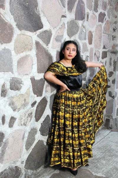멕시코 치아파스주에서 멕시코의 의상을 라티나라는 여성은 자신의 문화와 전통을 자랑스럽게 — 스톡 사진