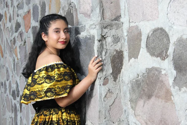멕시코 치아파스주에서 멕시코의 의상을 라티나라는 여성은 자신의 문화와 전통을 자랑스럽게 — 스톡 사진