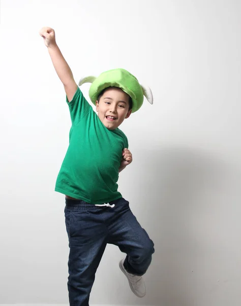 Menino Hispânico Salta Como Super Herói Muito Feliz Animado Goza — Fotografia de Stock