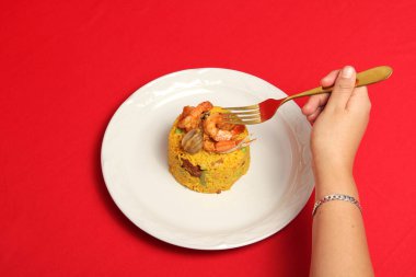 Paella pilavı, safran, deniz ürünleri, karides ve sebzelerle hazırlanmış Valencia İspanya 'nın geleneksel yemek tarifi.