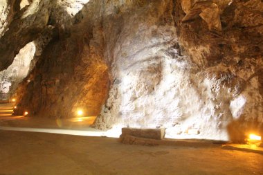 Zacatecas şehrinin yeraltı gümüş madeni mirası. Meksika 'da büyük kayalar ve aydınlık tüneller görülebilir.