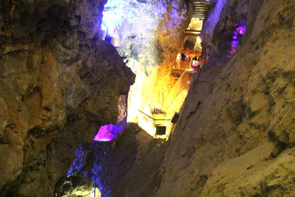 大規模な岩や照明トンネルを見て歩くことができるZacatecasメキシコの都市の地下銀鉱山の遺産 — ストック写真