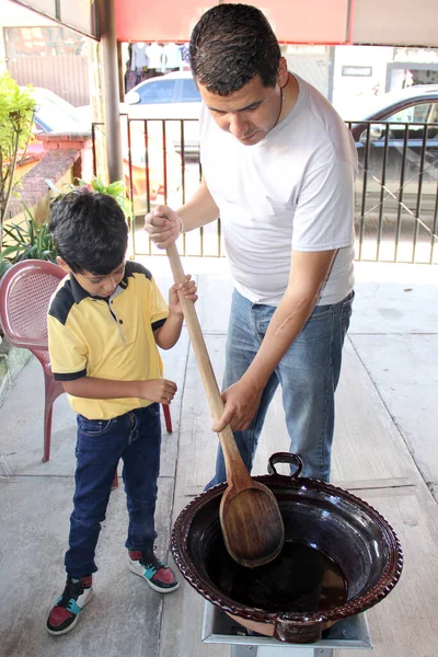 Latino Papà Figlio Cucinano Insieme Tradizionale Piatto Messicano Talpa Rojo — Foto Stock