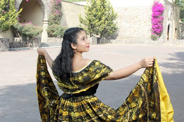 멕시코 치아파스주의 멕시코 문화를 자랑스럽게 여기는 치아파스주 출신의 전통적 노란색 — 스톡 사진
