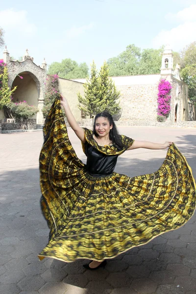 Jeune Adolescente Danse Avec Une Robe Traditionnelle Jaune Noir Brodé — Photo