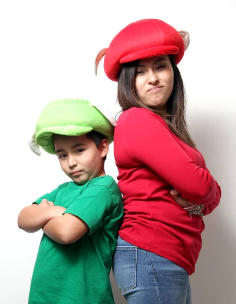 Mãe Filho Hispânicos Chapéus Engraçados Jogar Como Uma Família Celebrar — Fotografia de Stock