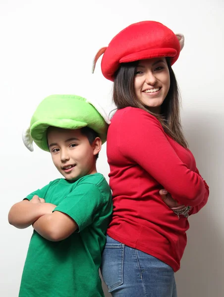 Mãe Filho Hispânicos Chapéus Engraçados Jogar Como Uma Família Celebrar — Fotografia de Stock