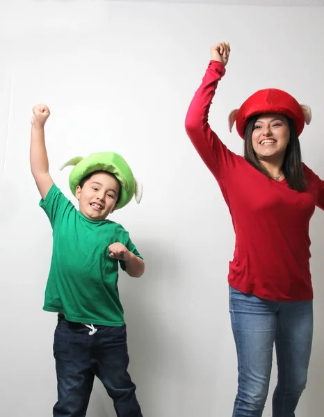 Mamá Hijo Hispanos Juegan Saltan Divierten Juntos Con Sombreros Divertidos — Foto de Stock