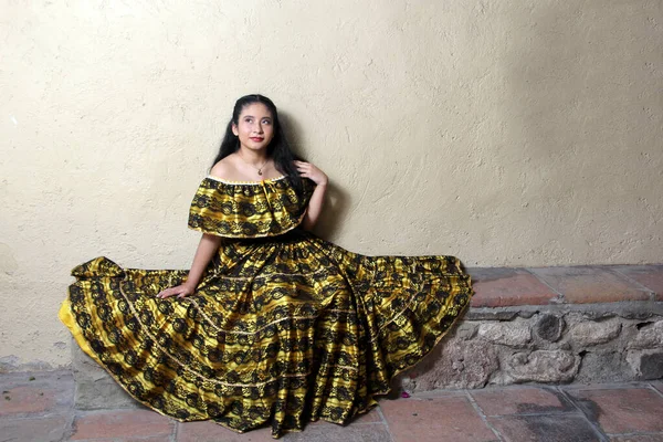멕시코 치아파스주에서 전통적 노란색 과검은 드레스를 여성은 자신의 멕시코 문화를 — 스톡 사진