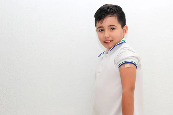 Menino Hispânico Anos Idade Vestindo Uma Camisa Uniforme Escolar Felizmente — Fotografia de Stock