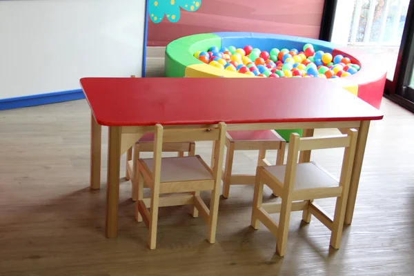 在有厨房 木偶剧场 游泳池 钢琴和供小孩玩耍和学习的木制工具等玩具的房子里 孩子们的游戏空间 — 图库照片
