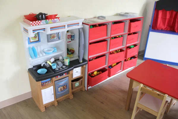 Playroom Για Παιδιά Ένα Σπίτι Παιχνίδια Όπως Κουζίνα Τραπέζι Κουκλοθέατρο — Φωτογραφία Αρχείου