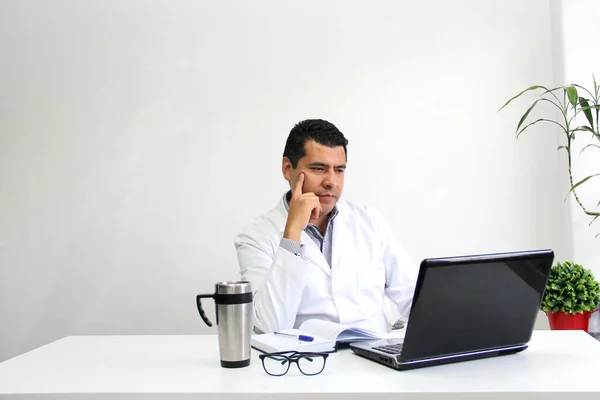 Médico Adulto Latino Cabello Oscuro Con Bata Blanca Consulta Remota — Foto de Stock