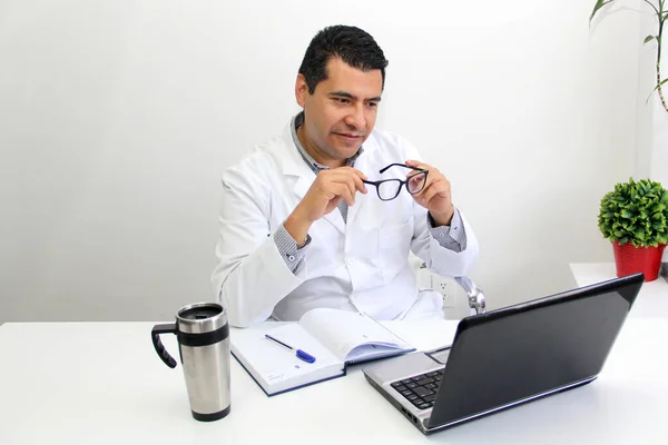 Dark Haired Latino Adult Male Doctor White Coat Gives Remote — Stock Photo, Image